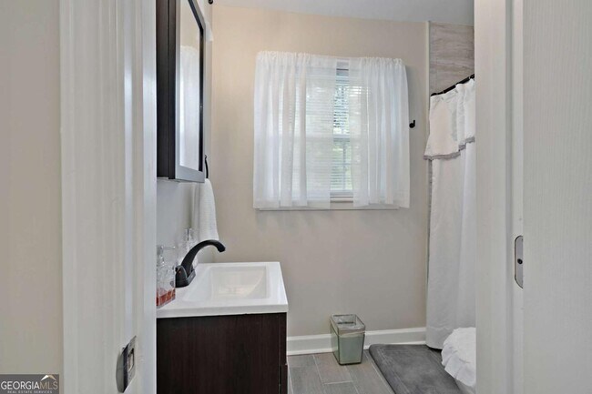 Building Photo - 1025 Hilburn Dr SE