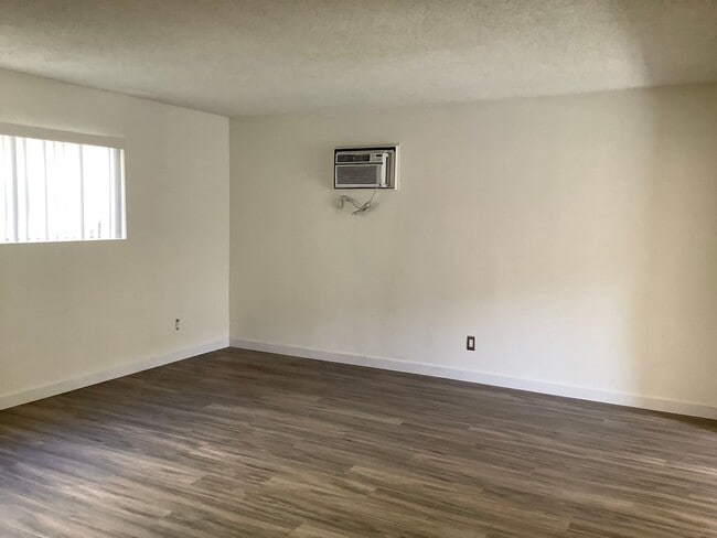 Building Photo - 2 Bedroom 2 Bath Single Story Condo in Mission Valley- Park Villas North