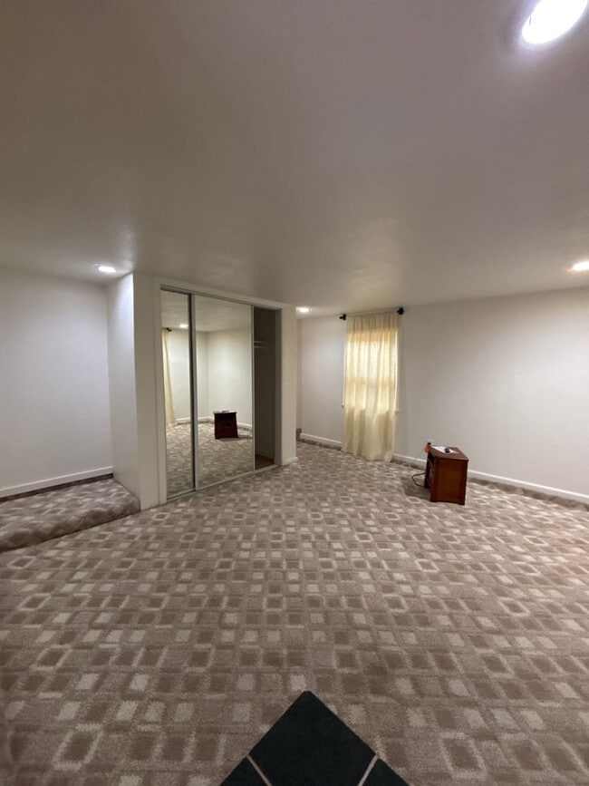 Building Photo - Central Roseville - 1 Bed, 1 Bath - New Flooring & Paint - Large Deck great for Entertaining! No ...