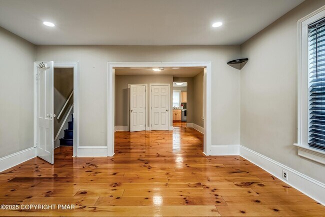 Building Photo - 703 Scott St