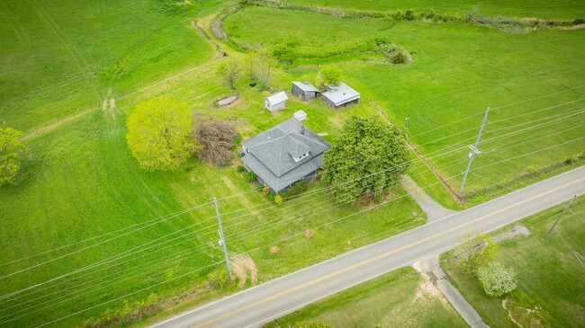 Building Photo - 4 Br/ 1 bath Farmhouse