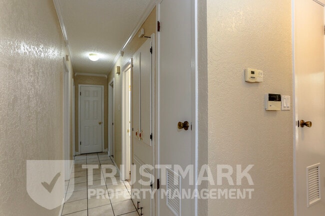 Building Photo - 417 Cottonwood Dr