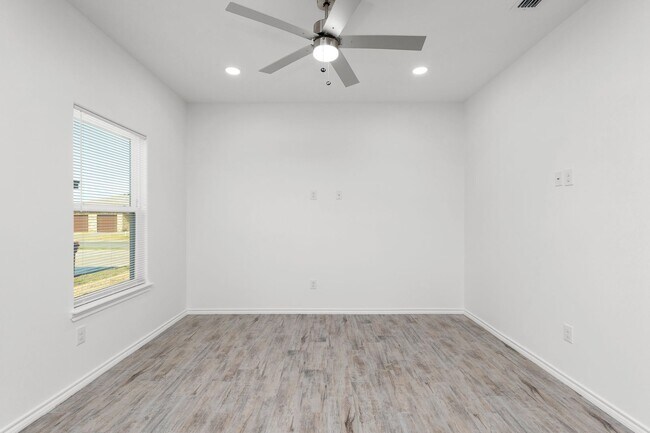 Building Photo - 2325 N Vly Cir