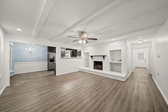 Building Photo - 16730 David Glen Dr