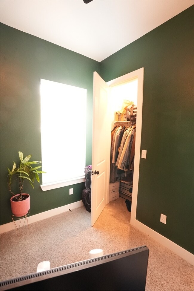 Building Photo - 2406 Mann St