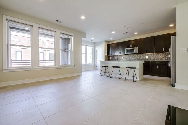 Building Photo - Updated 3br/2.5ba Condo Townhome Alexandria Walk to Metro