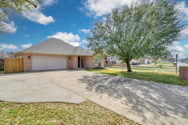 Building Photo - 1008 Gardenia St