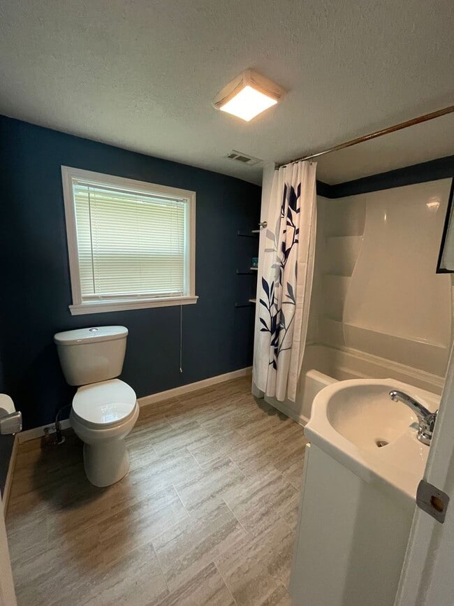 Building Photo - Charming 2 bed 1 bath home