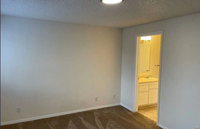 Building Photo - Private End-Unit Condo in Southeast Boise ...