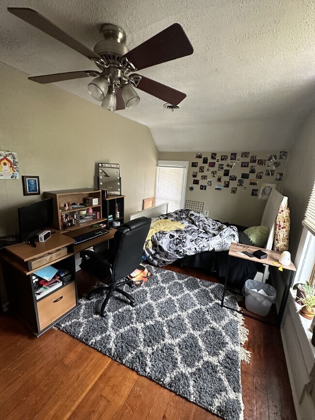 Building Photo - Awesome 3 bedroom 1 bath - available for J...