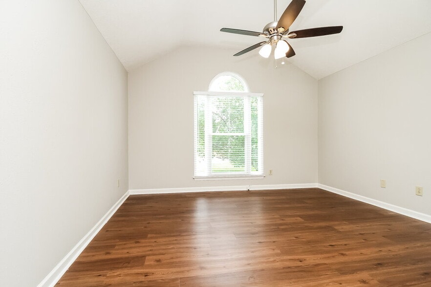 Building Photo - 411 Randall Ln