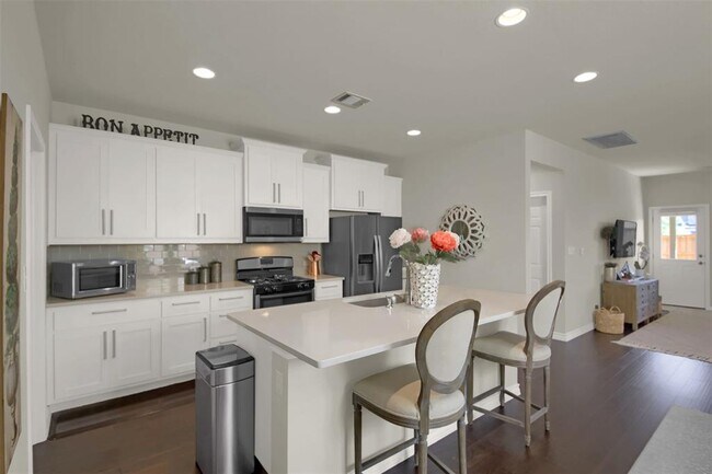 Building Photo - 305 Satsuma Dr