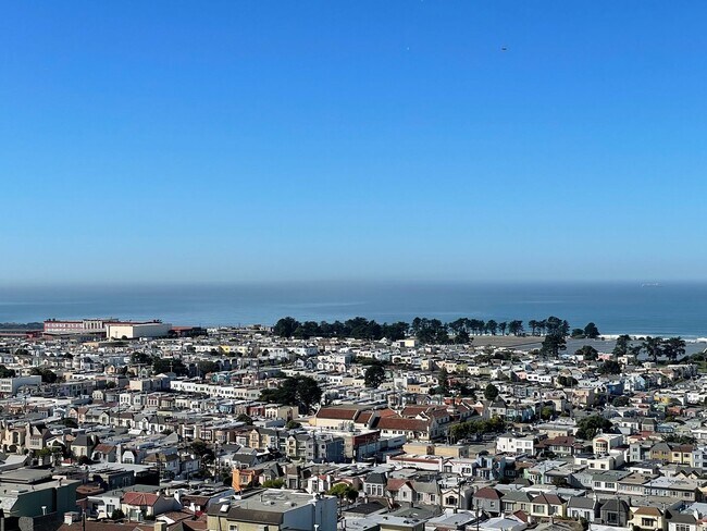 Building Photo - Beautiful Golden Gate Heights 5 Bed/3.5 Bath Home w/Amazing Views