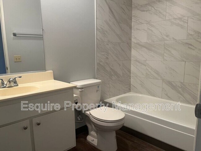 Building Photo - 951 Warwick Ave