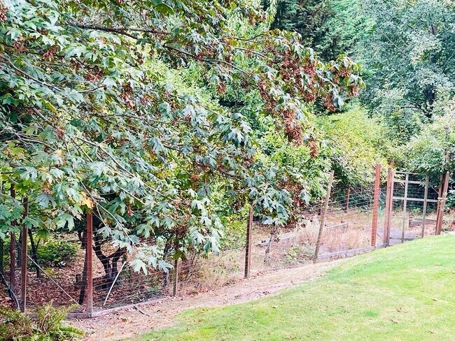 Building Photo - Gorgeous Bainbridge Estate available now.....