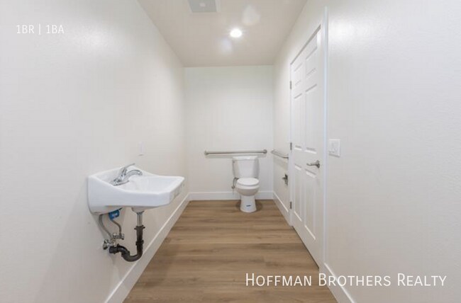 Building Photo - 1627 E 92nd St