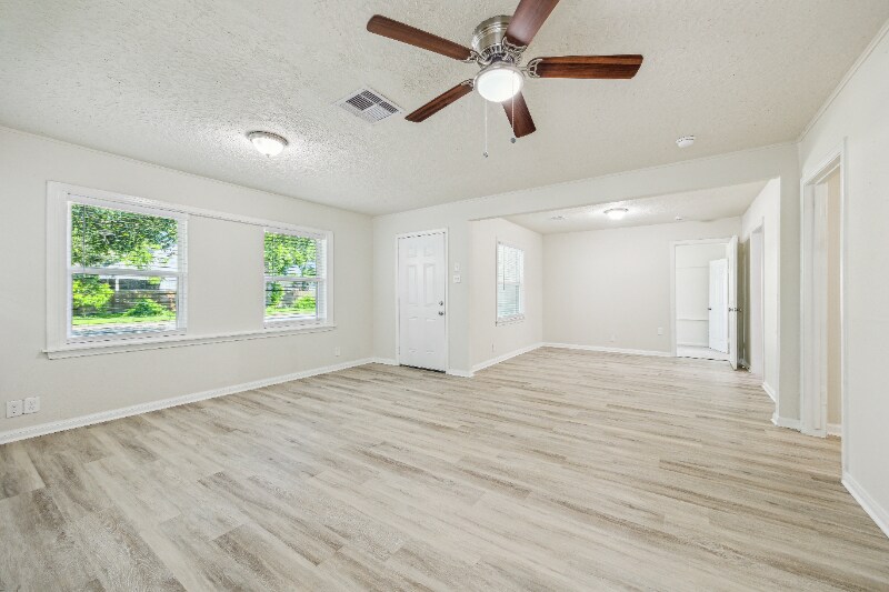 Building Photo - 2511 Evergreen Dr