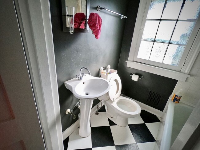 Building Photo - 9/1 Beautiful Hidden GEM. 2 Blocks from Wa...