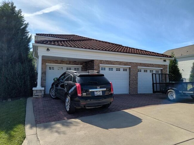 Building Photo - Deeded Boat Slip Comes with Home in Gated ...