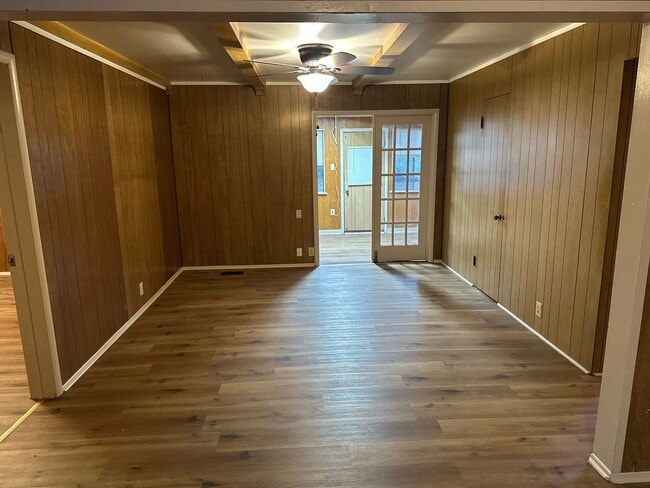 Building Photo - Available Now! 3-Bed, 1-Bath Home w/ Garage - Central Springdale, right next to Springdale High S...