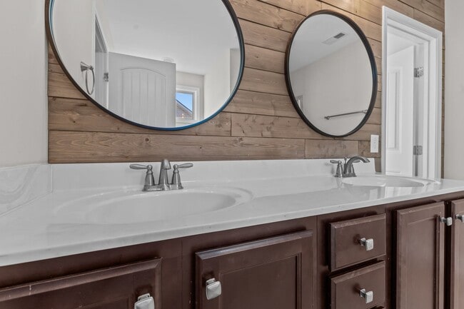 Building Photo - **SHOWINGS UNAVAILABLE UNTIL AUGUST 1ST!!!**