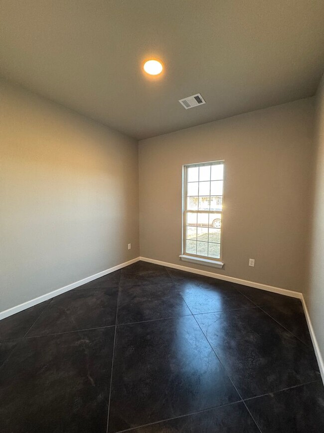 Building Photo - Brand New Construction 4/2/2 Located in Gl...