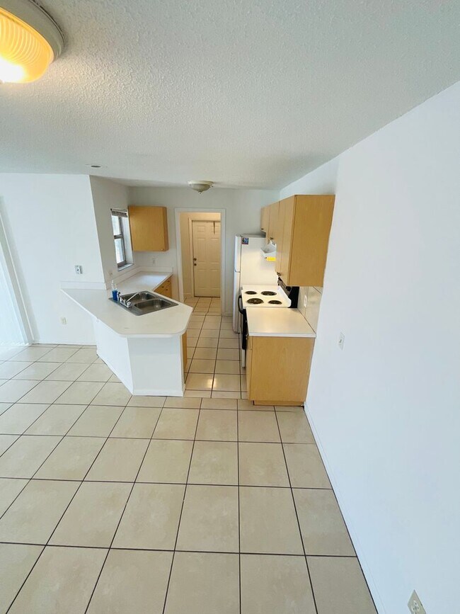Building Photo - 2/1.5 Side A of Duplex in Fort Pierce