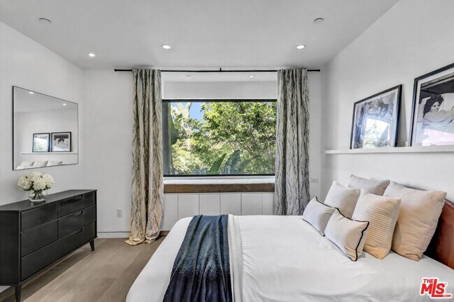 Building Photo - 1724 N Sierra Bonita Ave