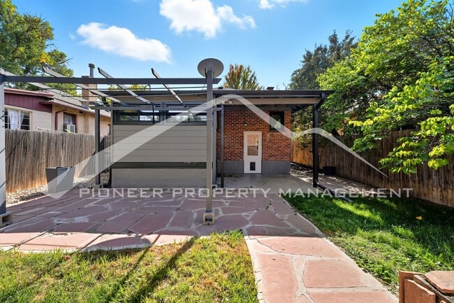 Building Photo - Charming Home with Central AC and Fenced Yard