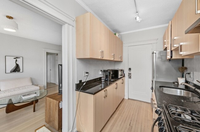 Building Photo - 118 Riverway