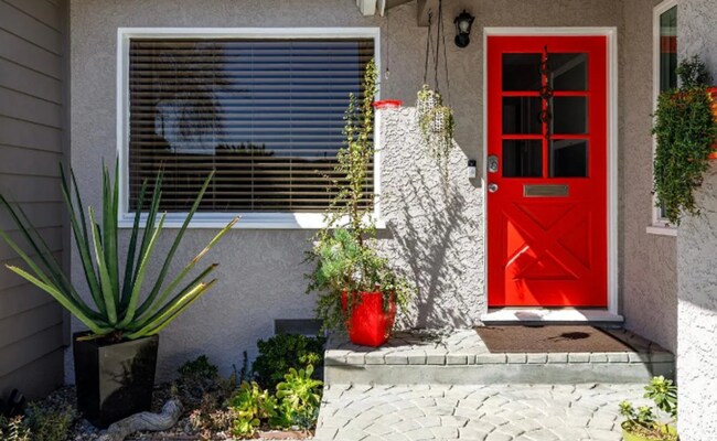 Building Photo - Beautiful 3 BEDROOM 2 BATH in Hawthorne with Garage. 1/2 off the 1st month of rent on OAC.