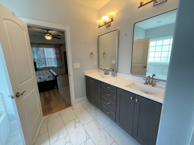 Building Photo - Unfurnished 3 Bedroom 3 Bathroom House with Home Office In Calabash