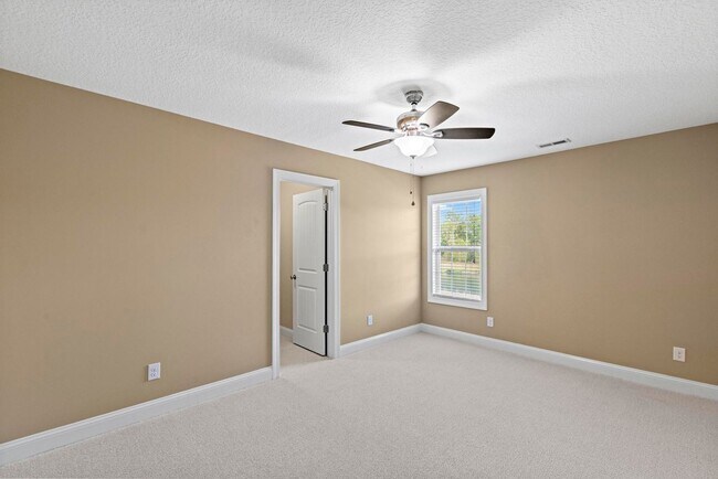 Building Photo - Large 5 bedroom home- don't miss this one!