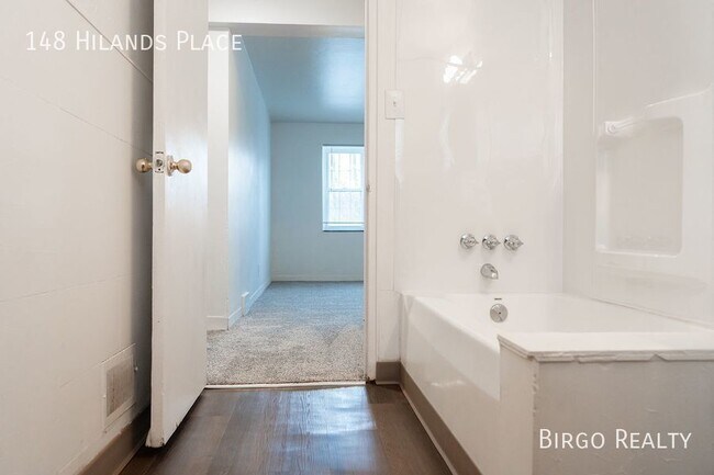 Building Photo - Move in special! First month free rent!