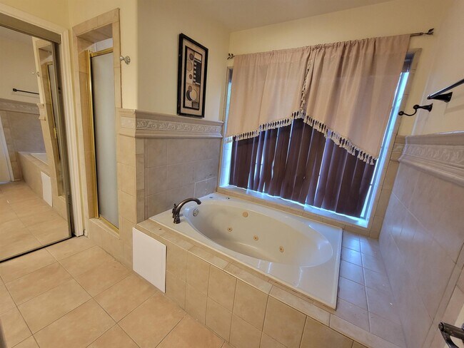 Building Photo - 3814 Crestwind Dr