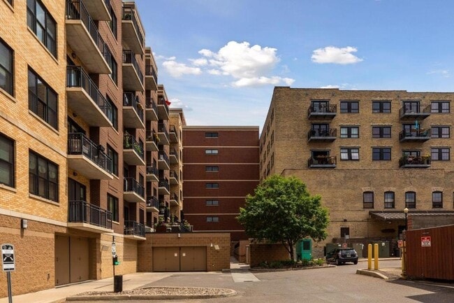 Building Photo - 401 N 2nd St