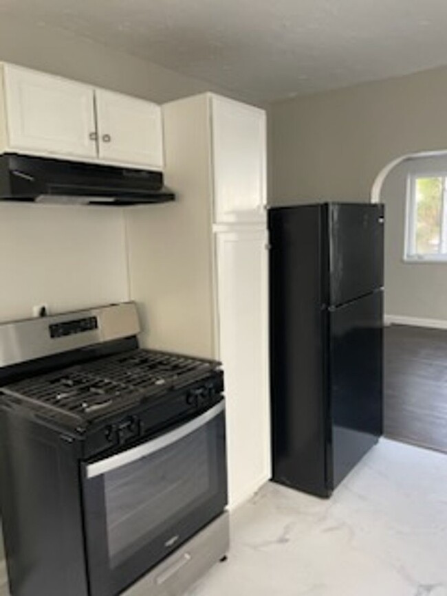 Building Photo - Newly Modern Renovated Three Bedroom Two B...