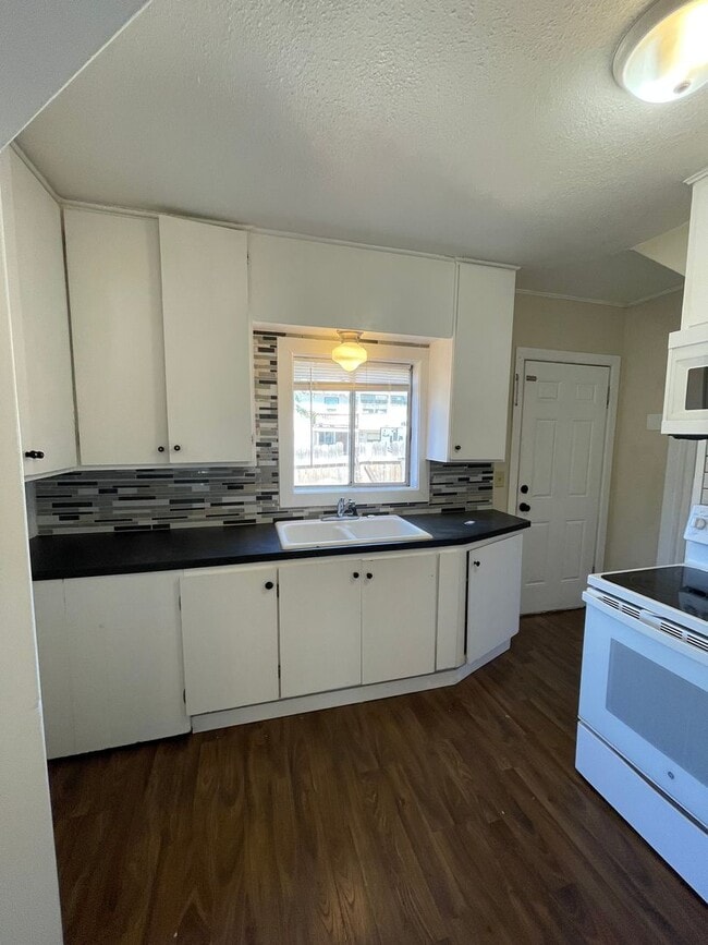 Building Photo - Charming 3bdrm, 1 bath house with fenced y...