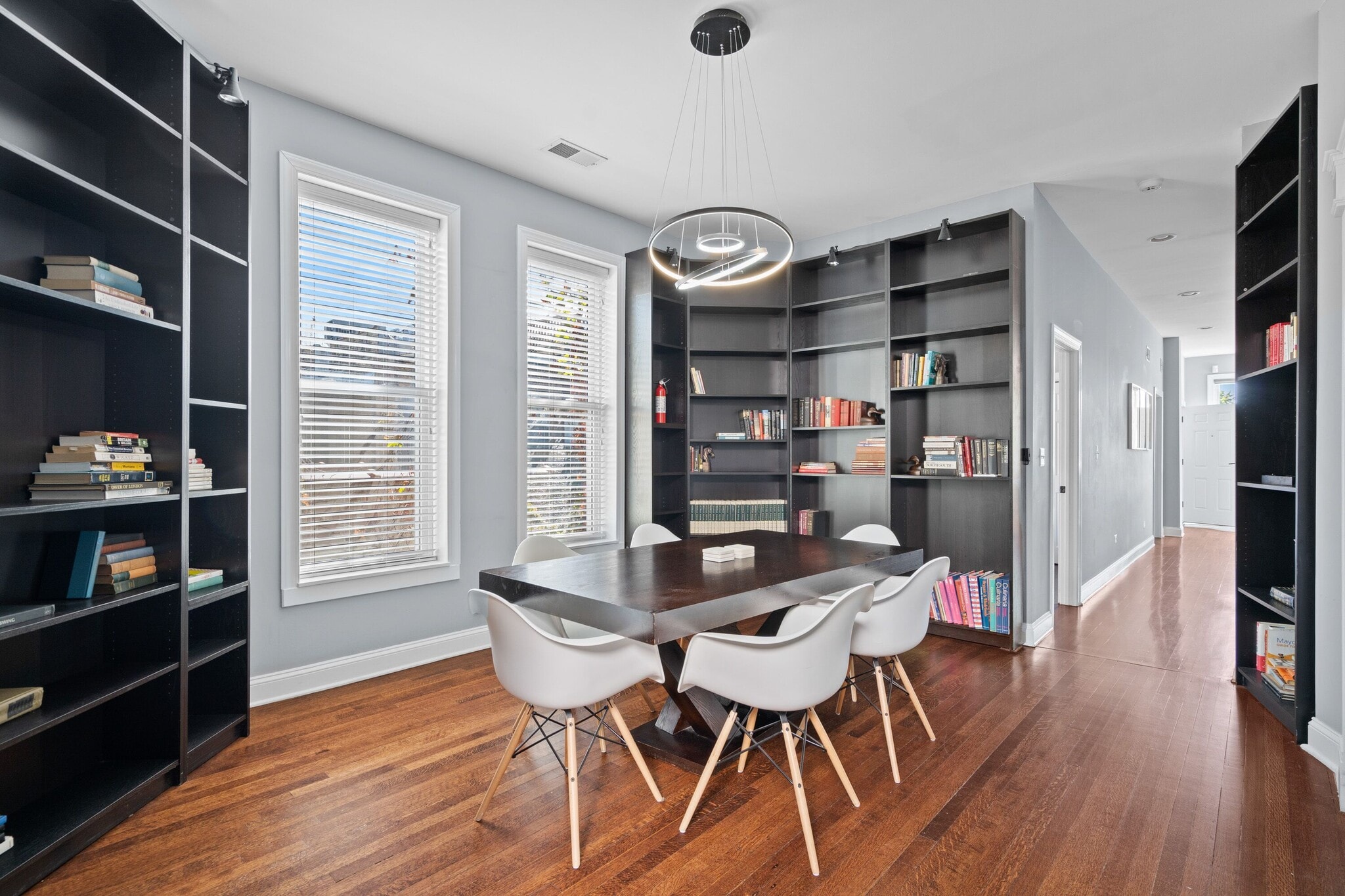 Building Photo - 913 W Belden Ave