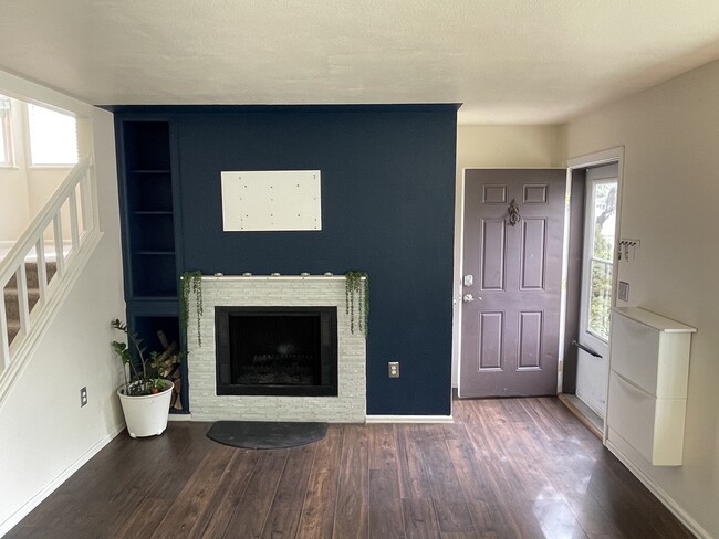 unfurnished living room/entry way - 300 Southridge Pl