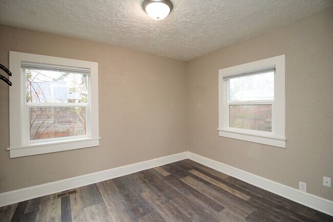 Building Photo - 5325 N Fessenden St