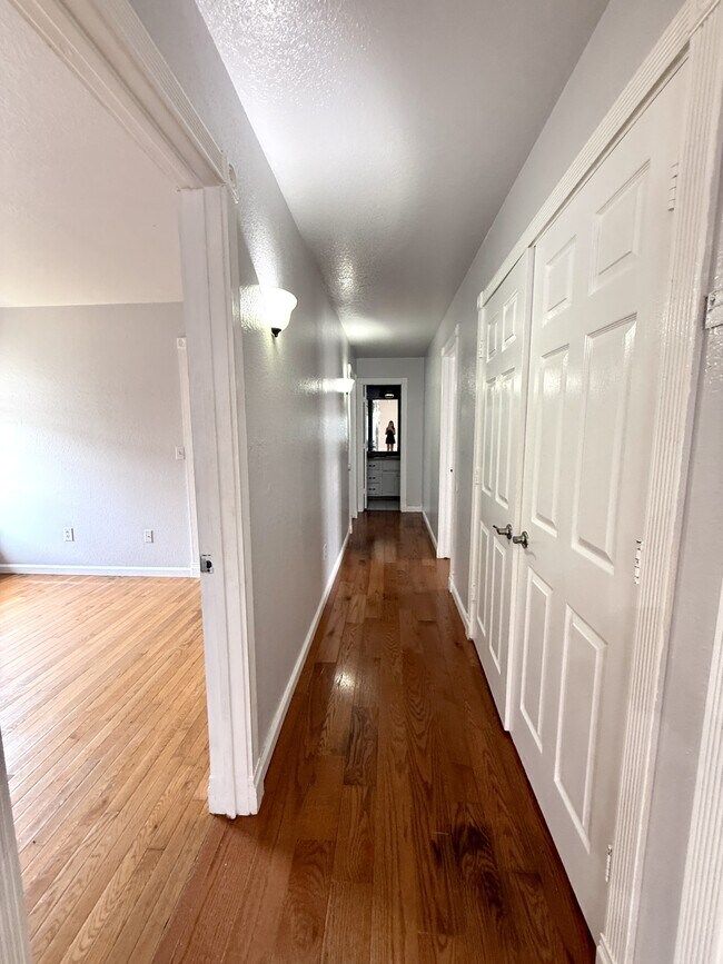 Building Photo - 427 N Rockford Pl