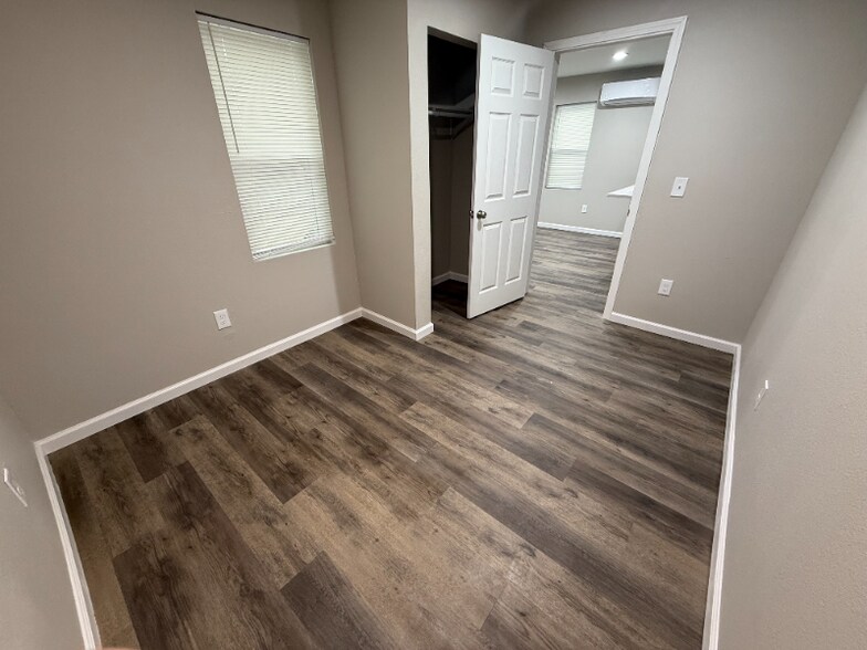 Building Photo - 303 E 7th St