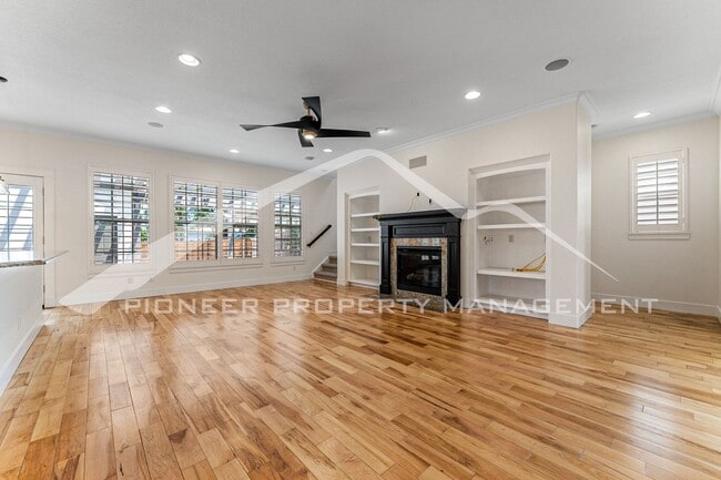 Building Photo - Gorgeous Home with Central AC and Washer/Dryer