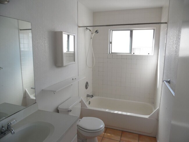 Building Photo - Point Loma 1BR 1BA A/C-Open Floor Plan-Beautiful Wood Flooring-Parking