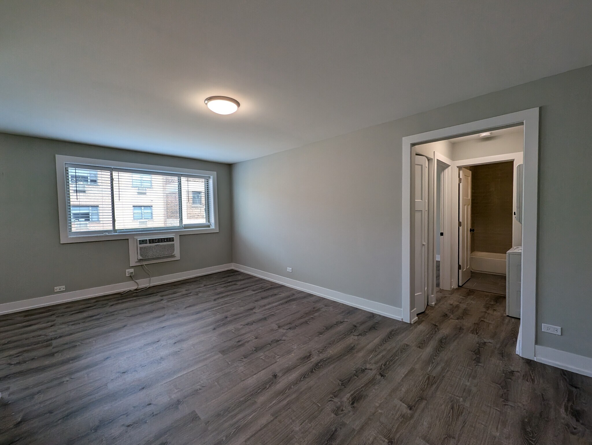Building Photo - 542 W Surf St