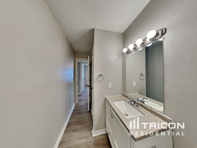 Building Photo - 828 W Embercrest Dr