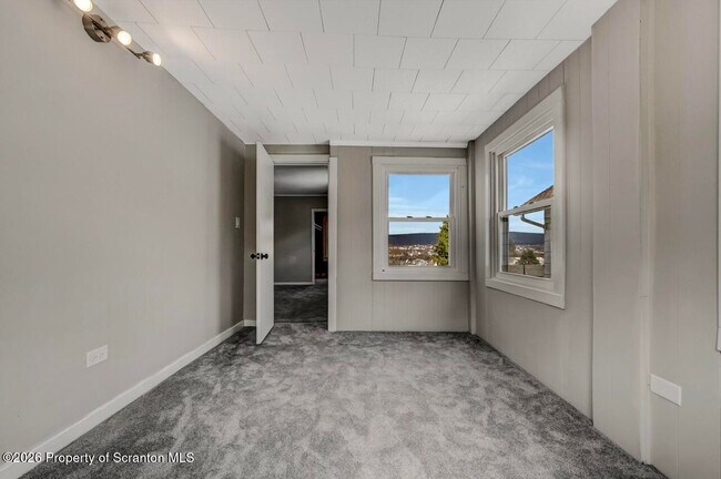 Building Photo - 814 S Webster Ave