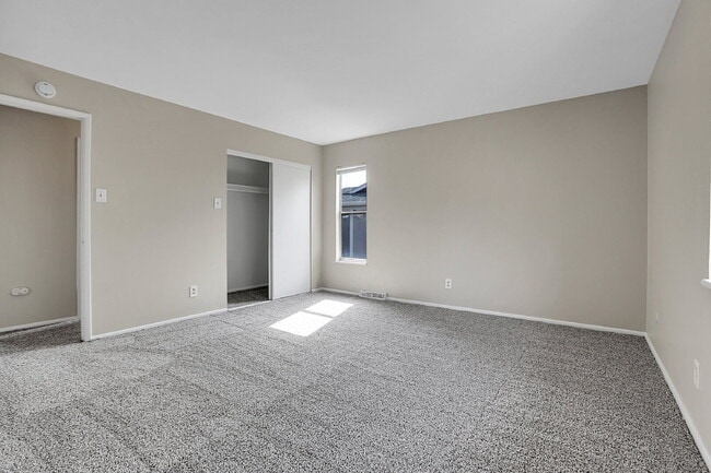 Building Photo - $2,600.00, 3-bed, 2.5-bath, located in Lak...