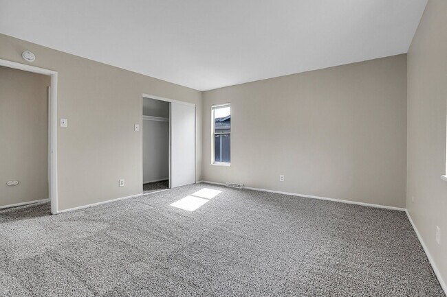 Building Photo - $2,950.00, 3-bed, 2.5-bath, located in Lak...